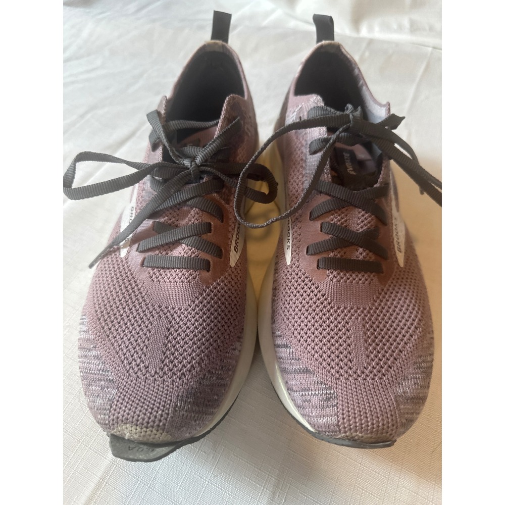 Brooks Levitate 4.0 Womens 7.5 Running Shoes Sneakers Mauve Knit Athletic Flaw
